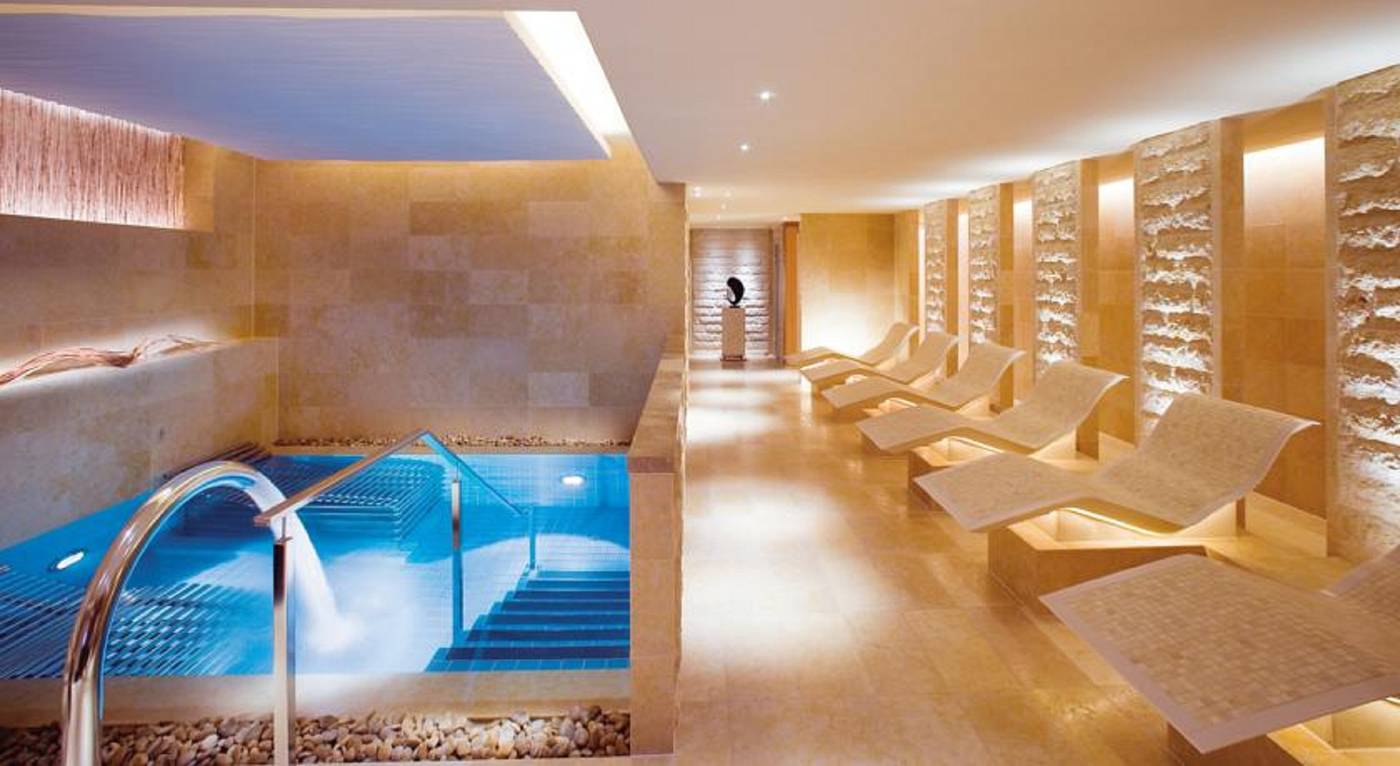 The-Landmark-Mandarin-Oriental--Hong-Kong-Pool-22