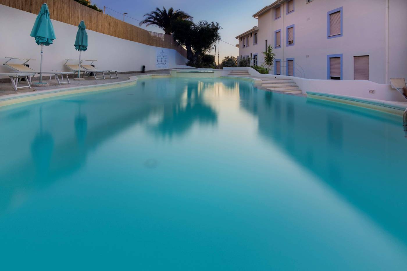 Best-Western-Hotel-Blumarea-Pool-11