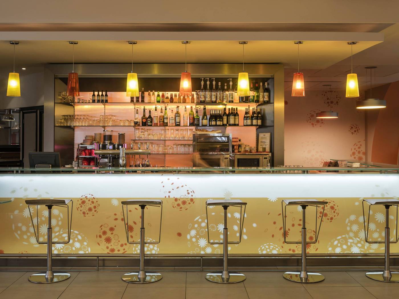 Ibis-Paris-Tour-Eiffel-Bar-10