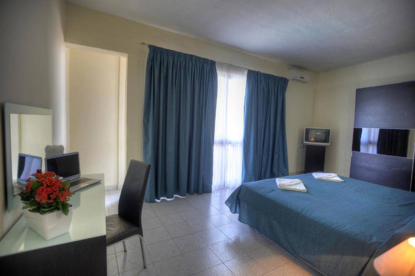 St-Julians-Bay-Hotel-Room-22