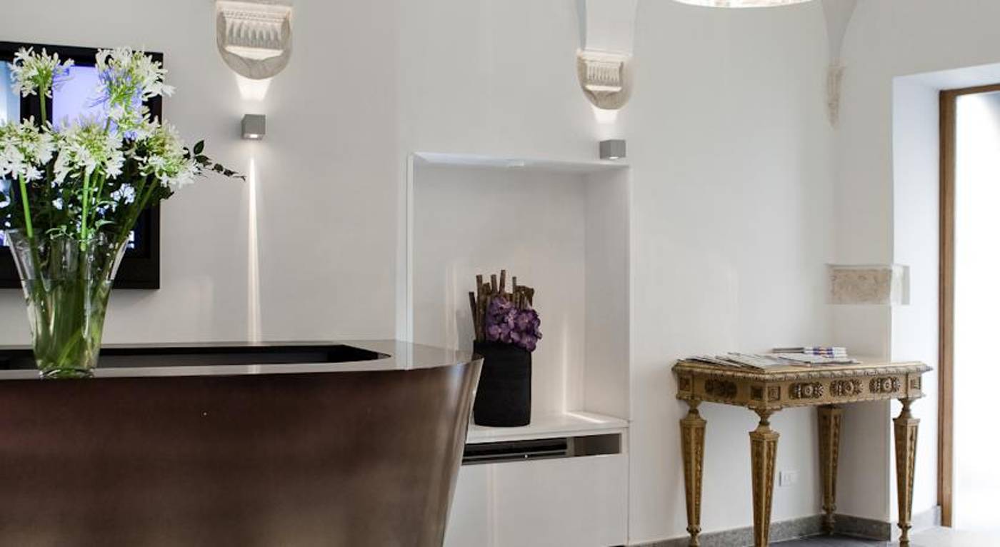 Navona-Palace-Luxury-Inn-Lobby-6