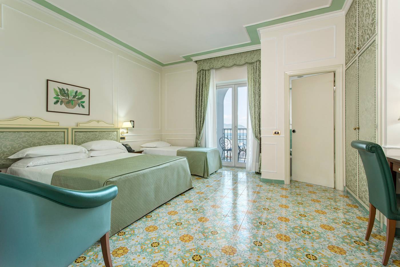 Lloyd-s-Baia-Room-14