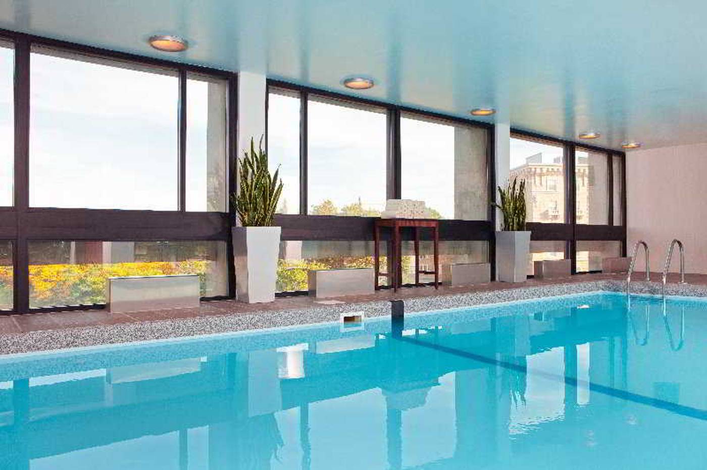 Crowne-Plaza-Boston-Newton-Hotel-Pool-53