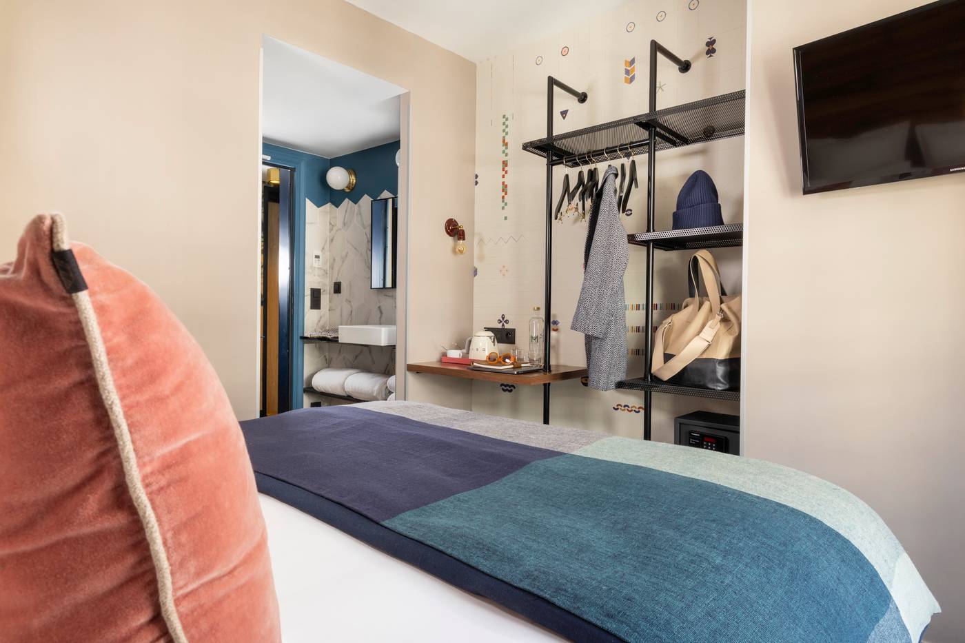 Maxim-Folies-Room-20