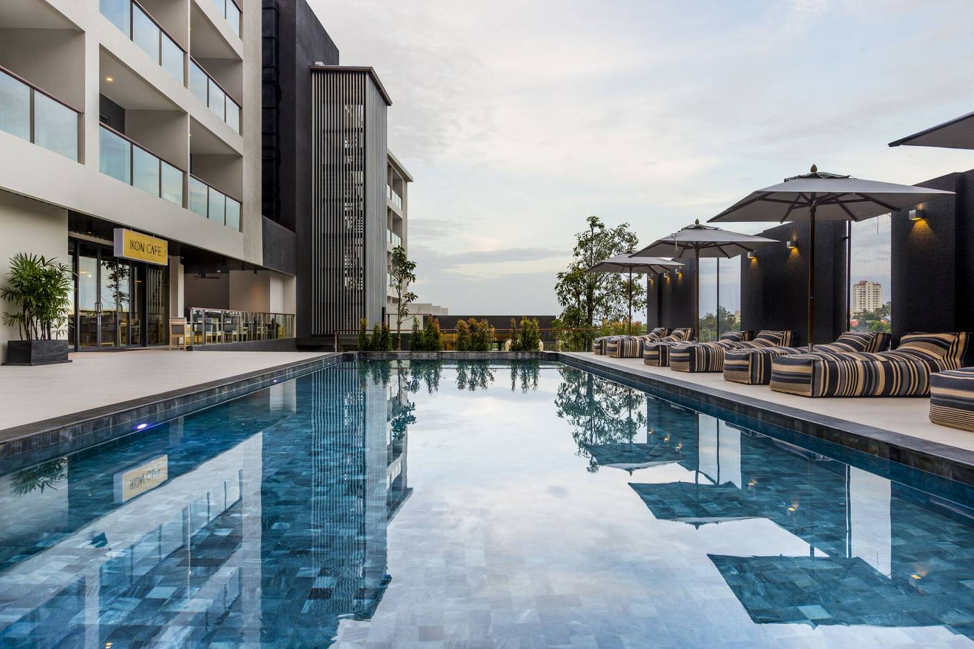 Hotel-IKON-Phuket-Pool-2