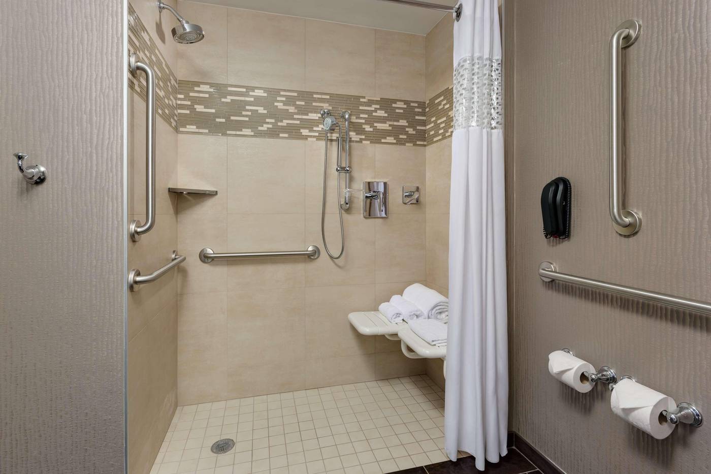 Hampton-Inn-Manhattan-Times-Square-Central-Room-17