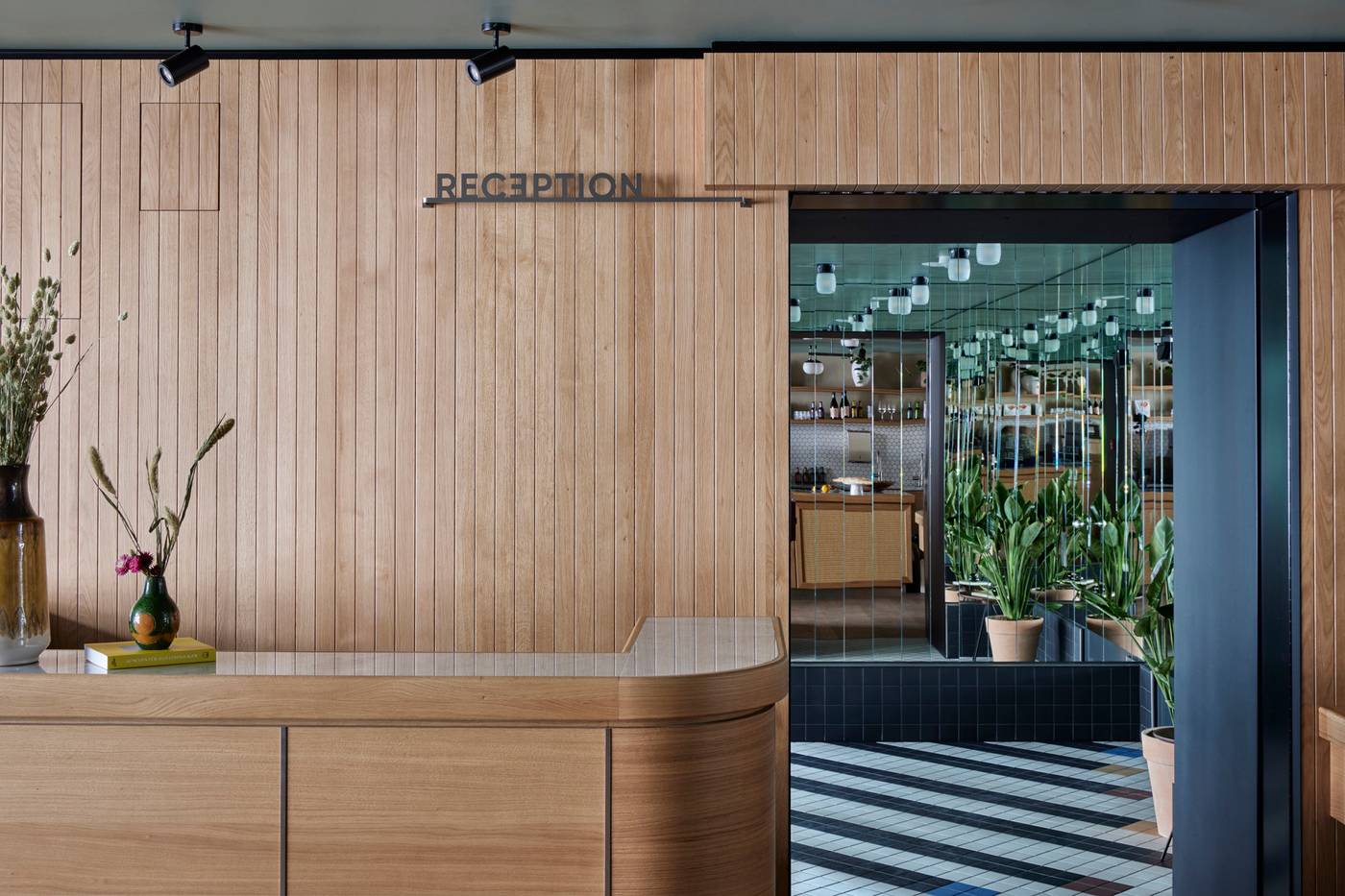 Schwan-Locke--Landwehrstrasse-Lobby-20