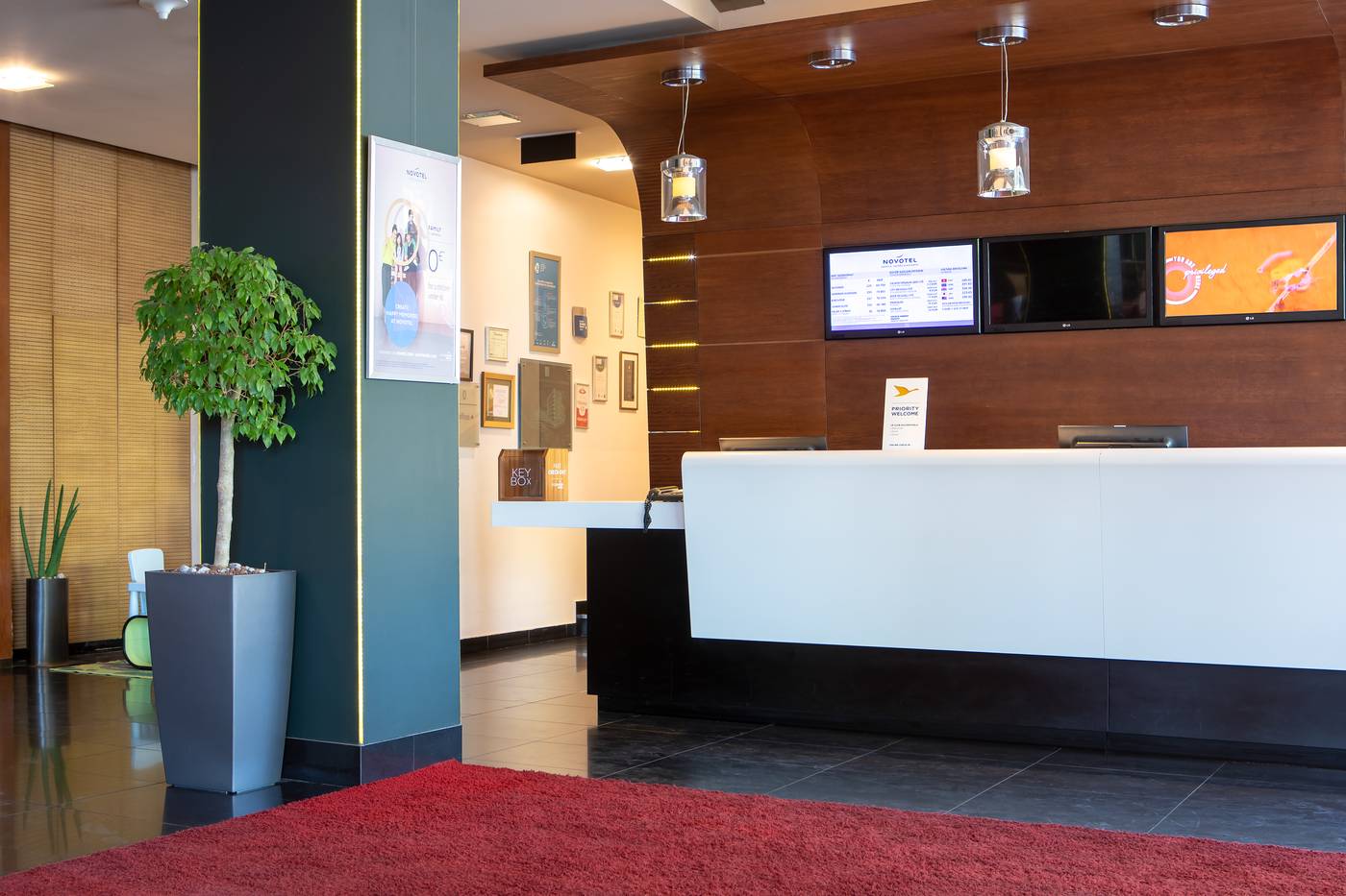Novotel-Budapest-Danube-Lobby-16