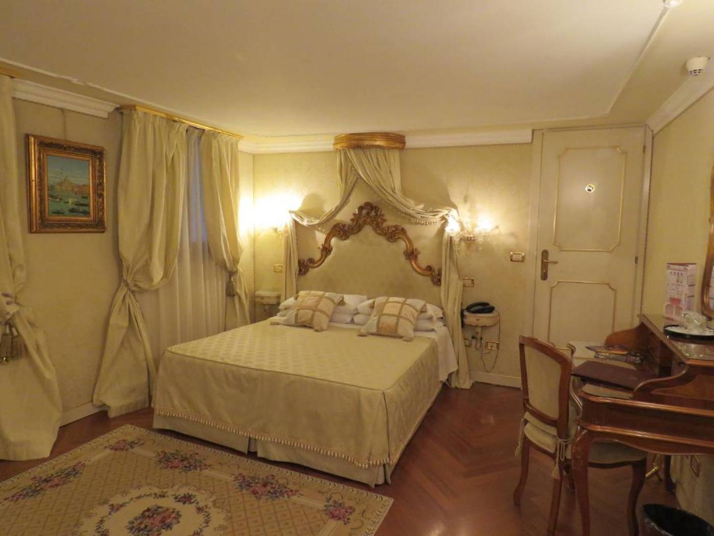 Antico-Doge---a-Member-of-Elizabeth-Hotel-Room-41