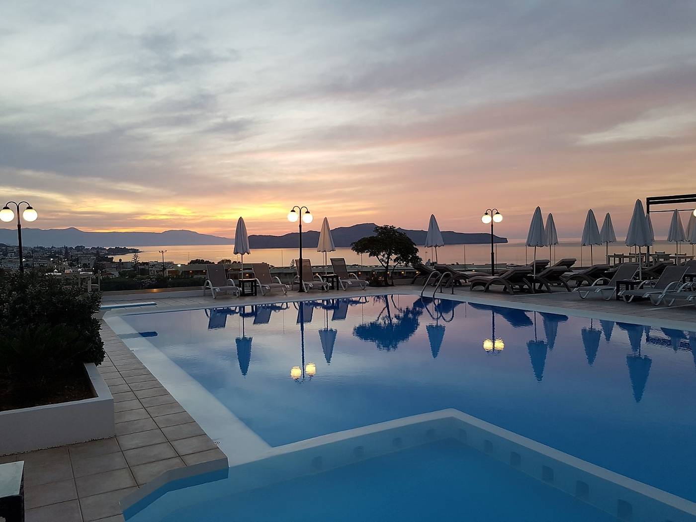 Top-Hotel-Pool-7