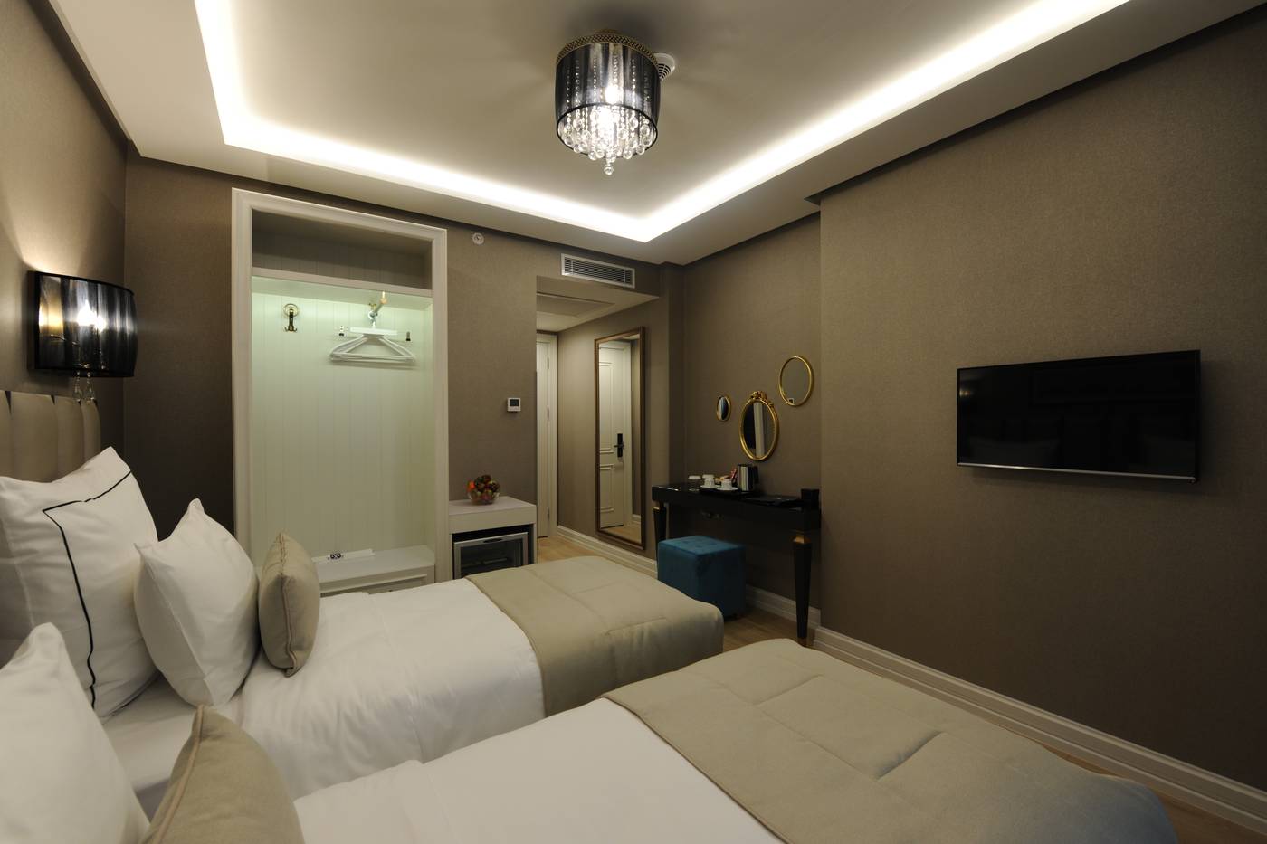 Le-Petit-Palace-Hotel-Room-15