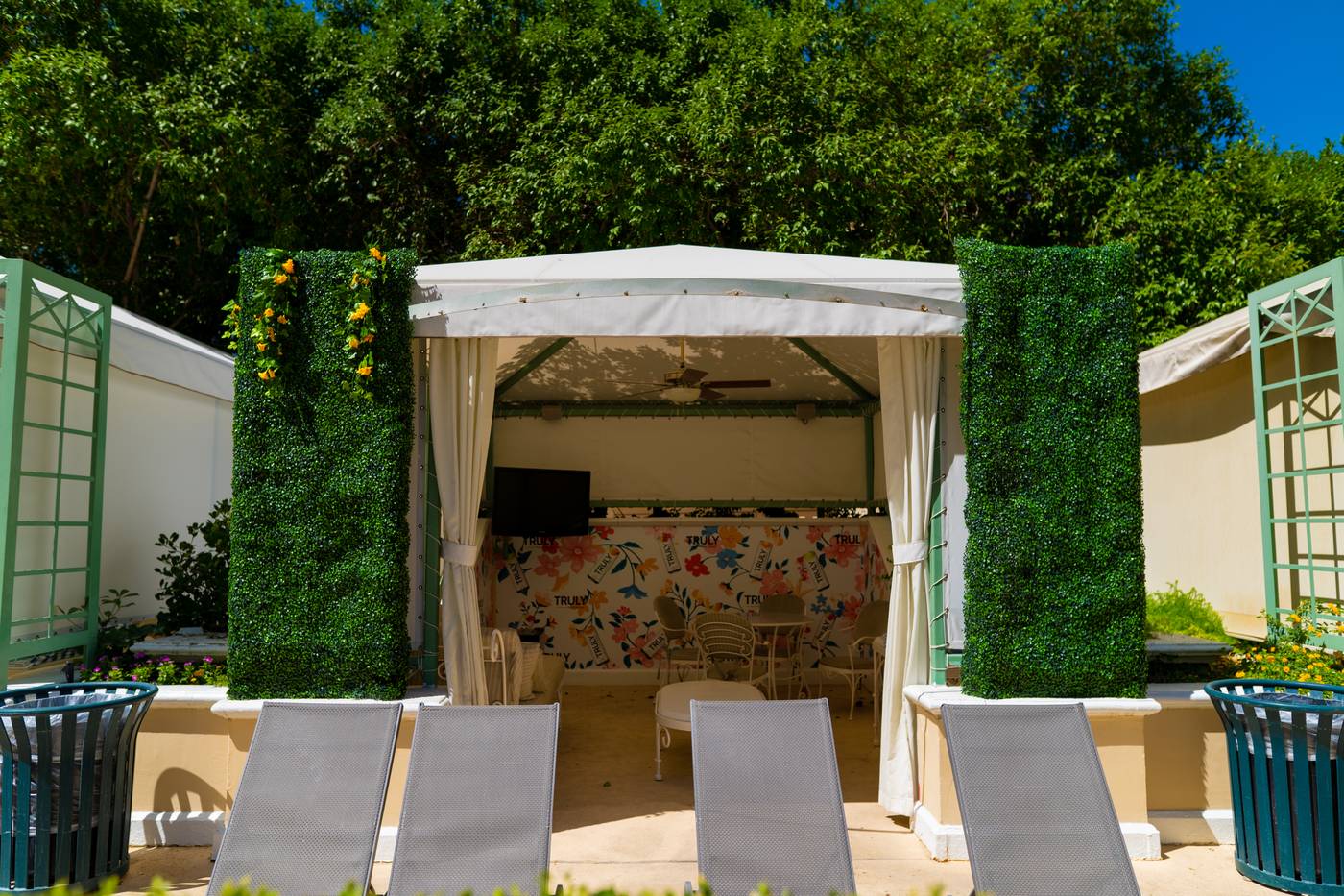 PARIS-LAS-VEGAS-Pool-73