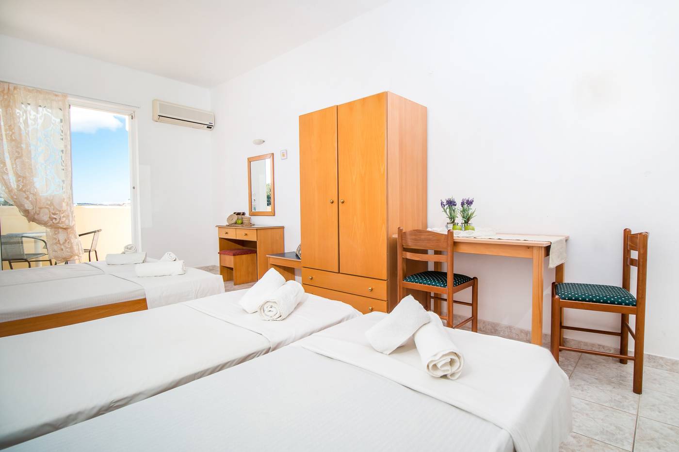 Kiras-Studios-Room-13