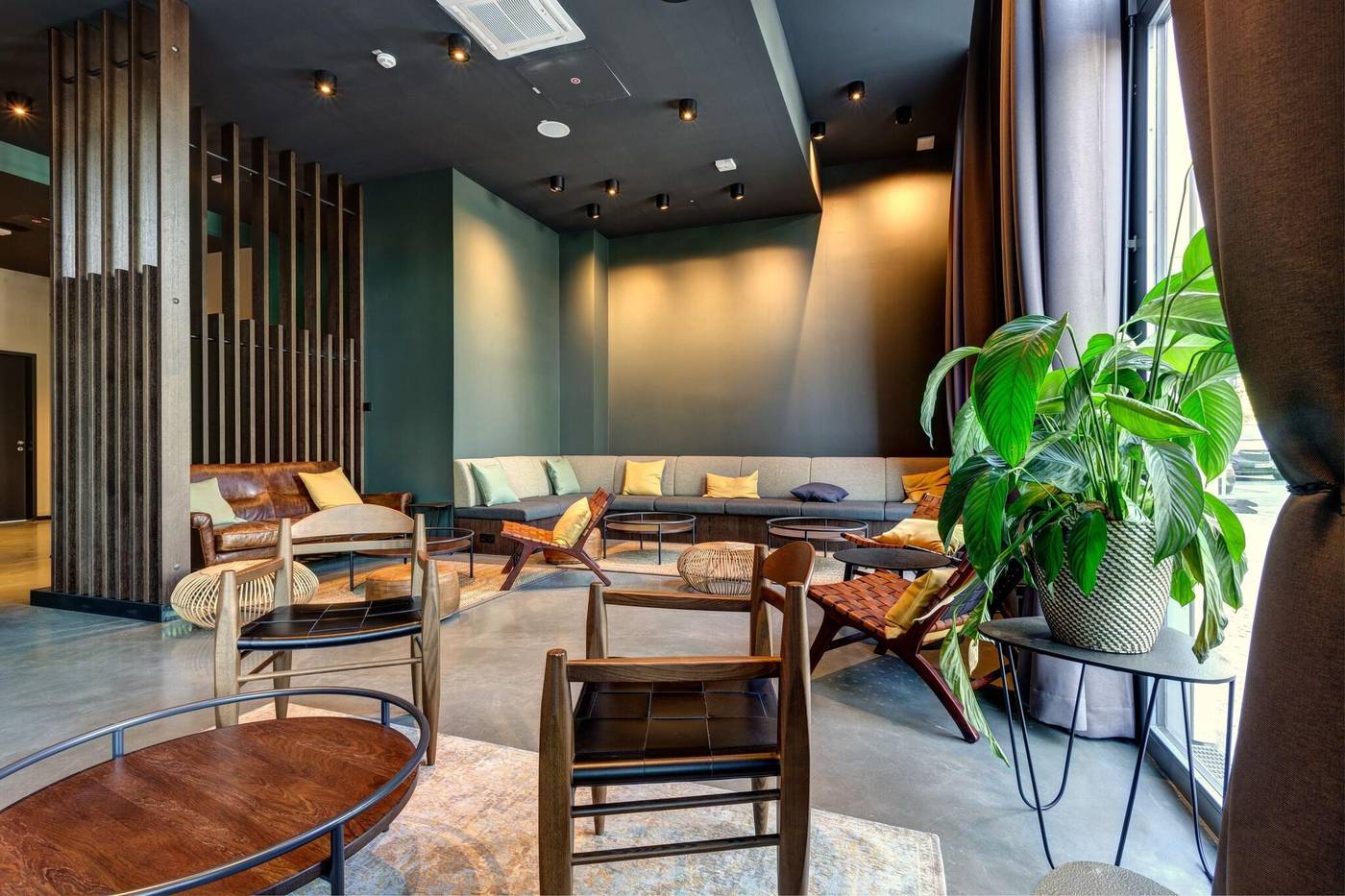 Schulz-Hotel-Berlin-Wall-At-The-East-Side-Gallery-Lobby-3