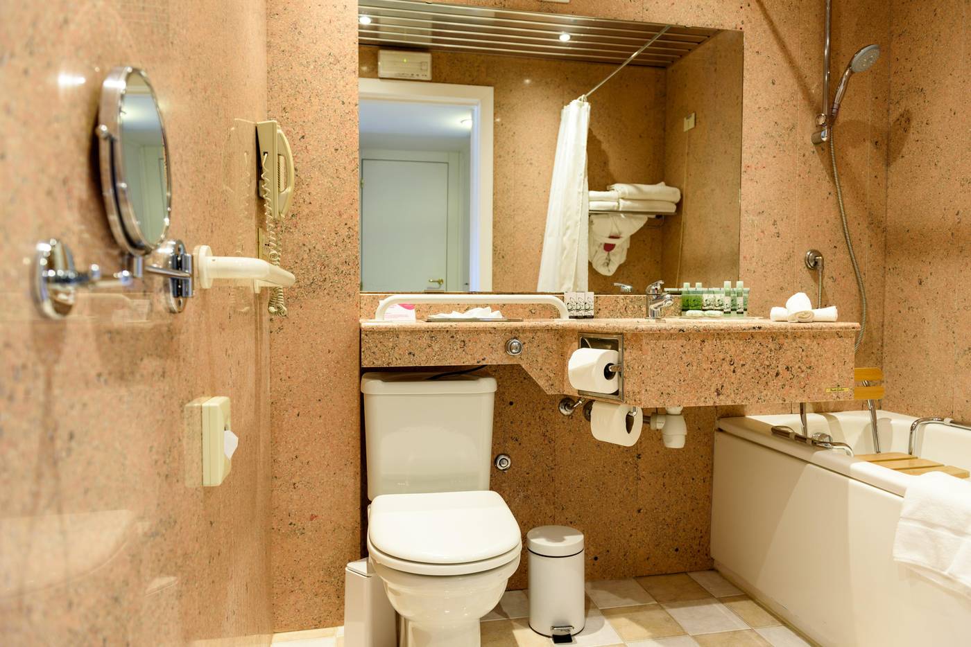 Crowne-Plaza-Rome---St--Peter-s-Room-58