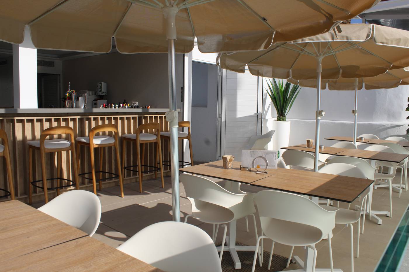 HL-Miraflor-Suites-Bar-15