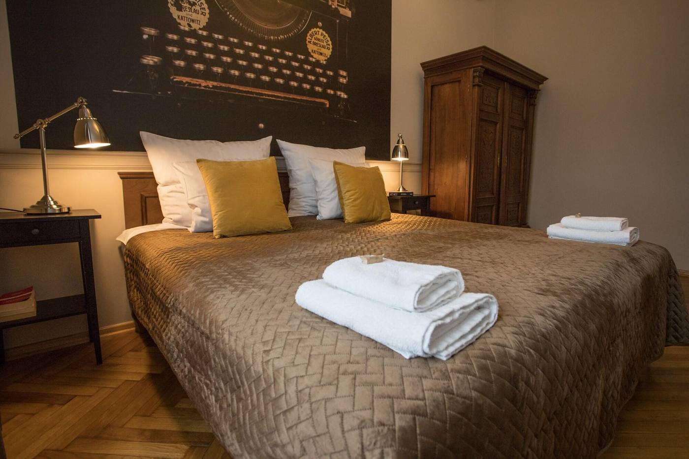 Scharffenberg-Apartments-Main-Square-Room-36