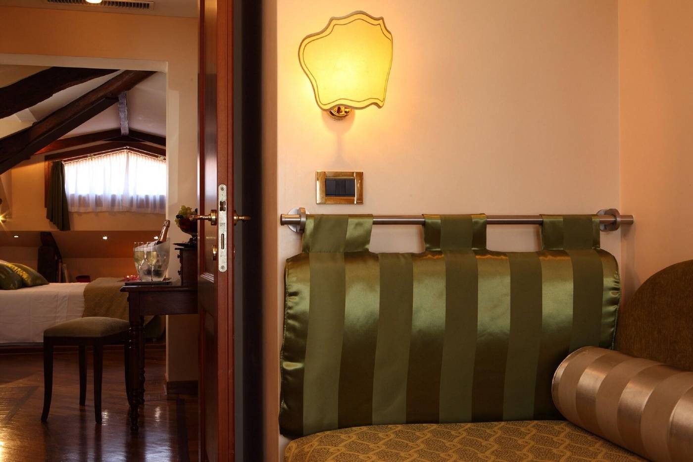 Pensione-Accademia---Villa-Maravege-Room-17