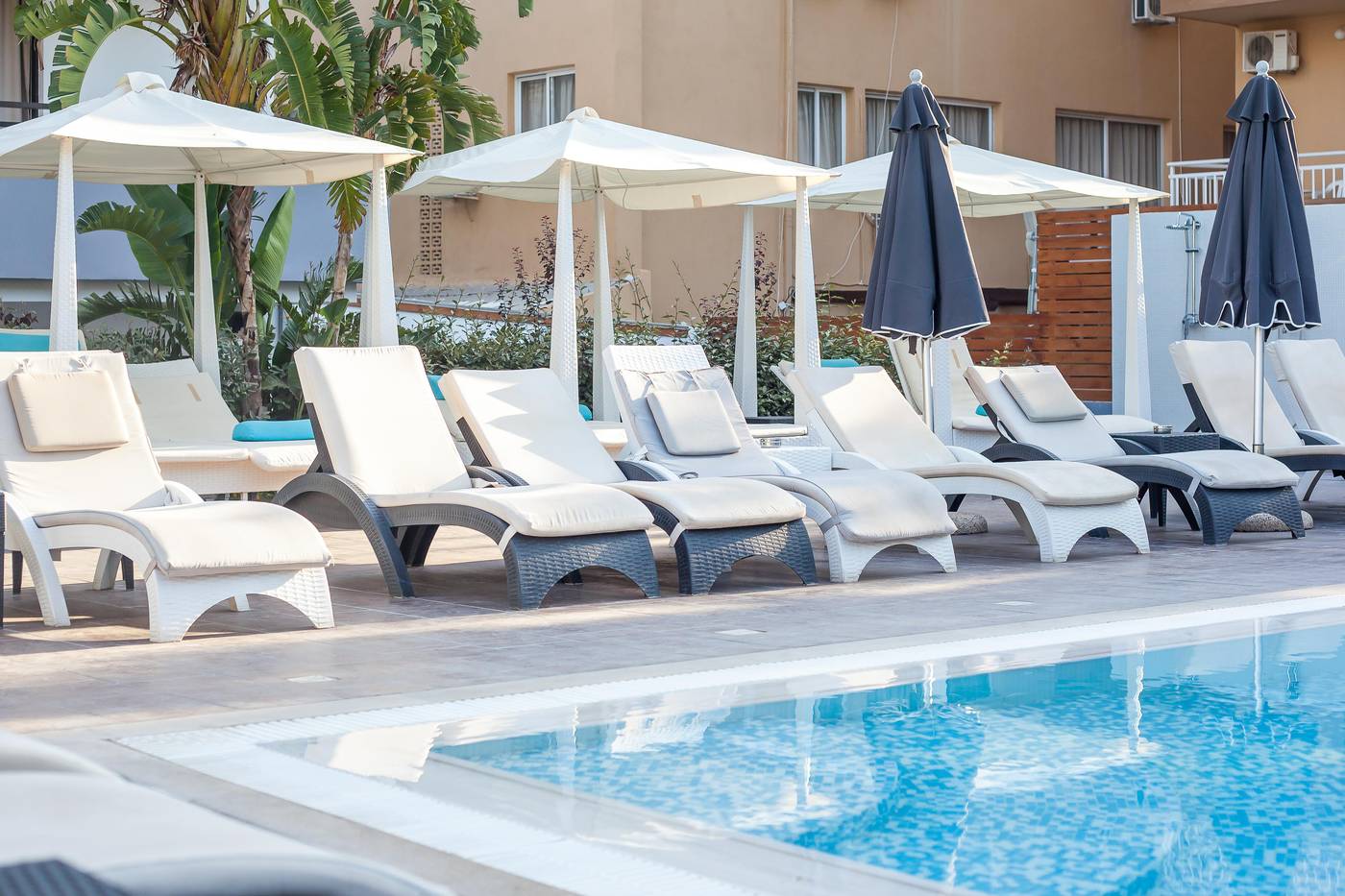 Sunny-Days-Apartments-Bar-11