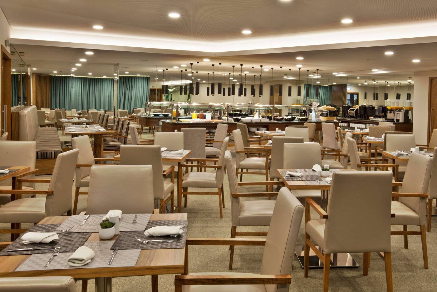 Ramada-by-Wyndham-Lisbon-Restaurant-46