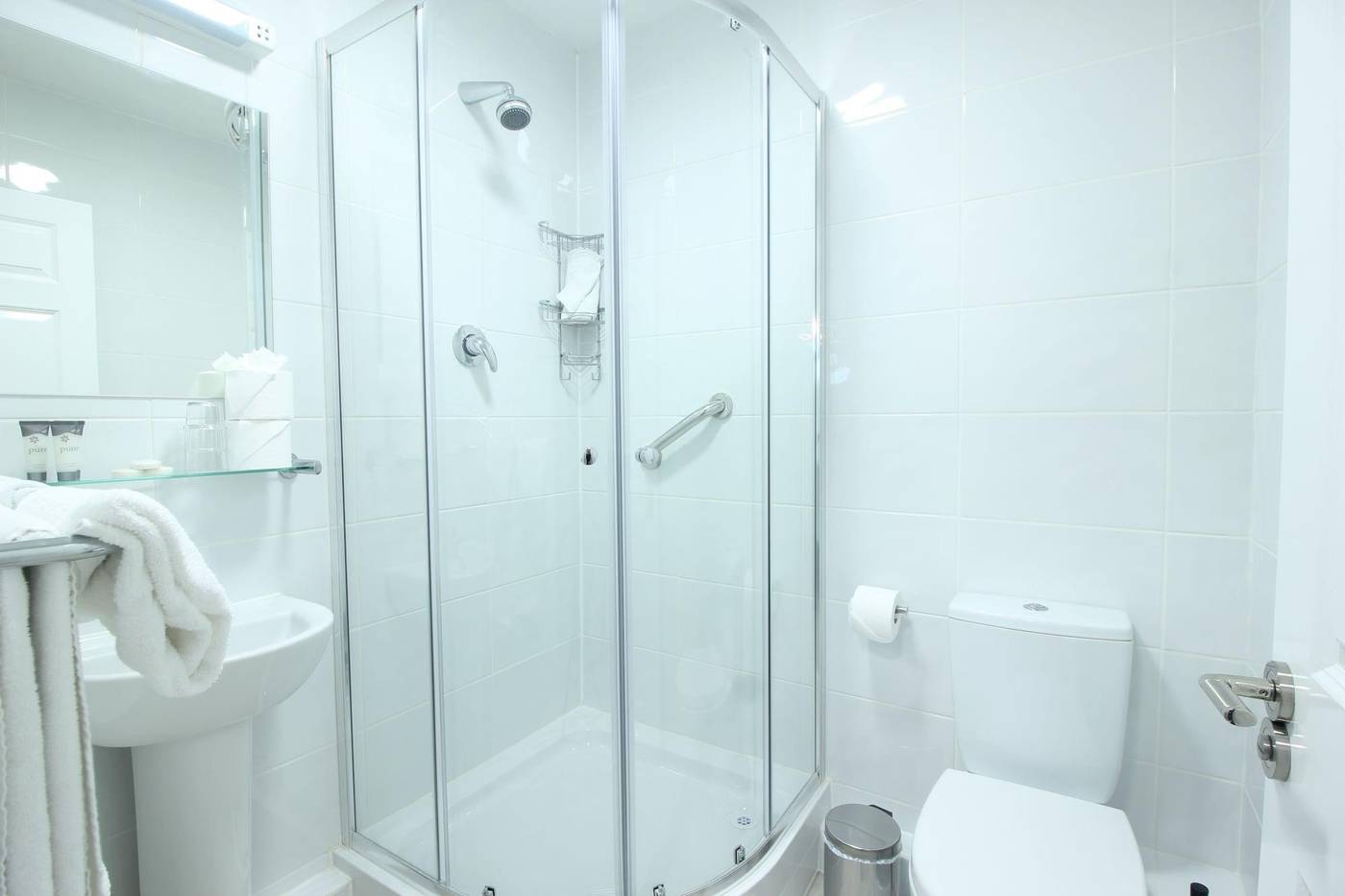 Tom-Dick-and-Harriet-s-Room-24