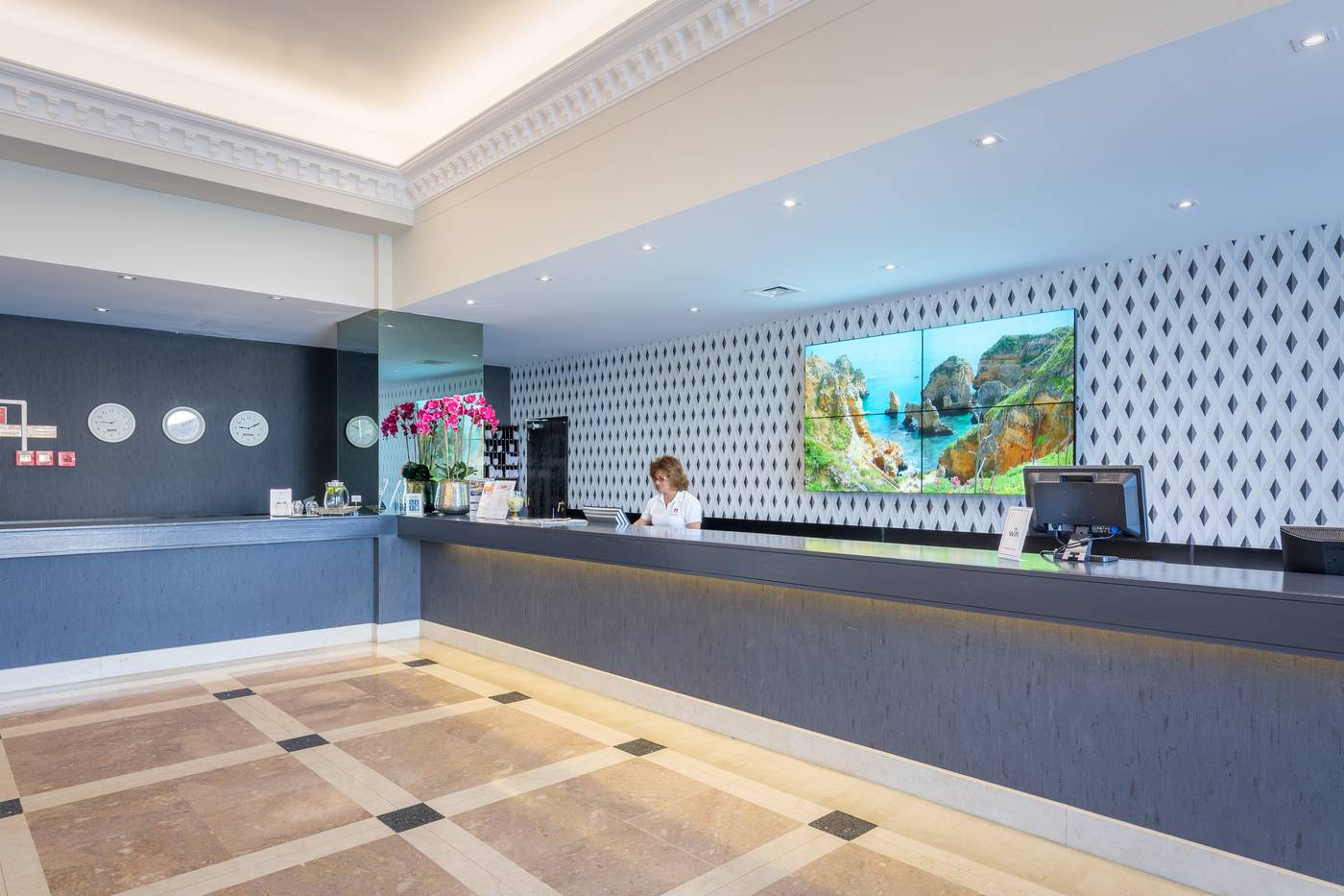 Luna-Hotel-da-Oura-Lobby-38