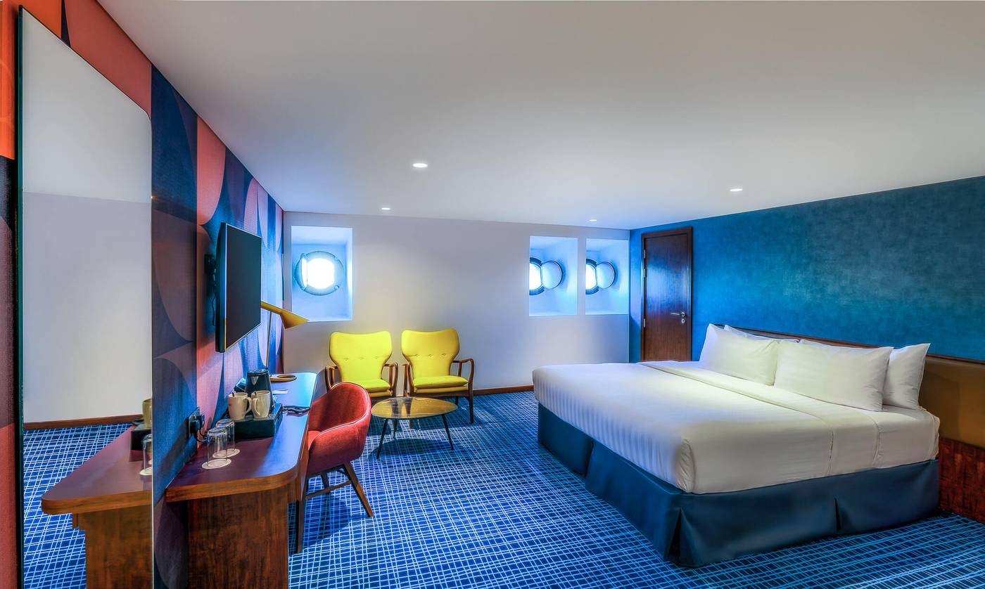 Queen-Elizabeth-2-Hotel-Room-30