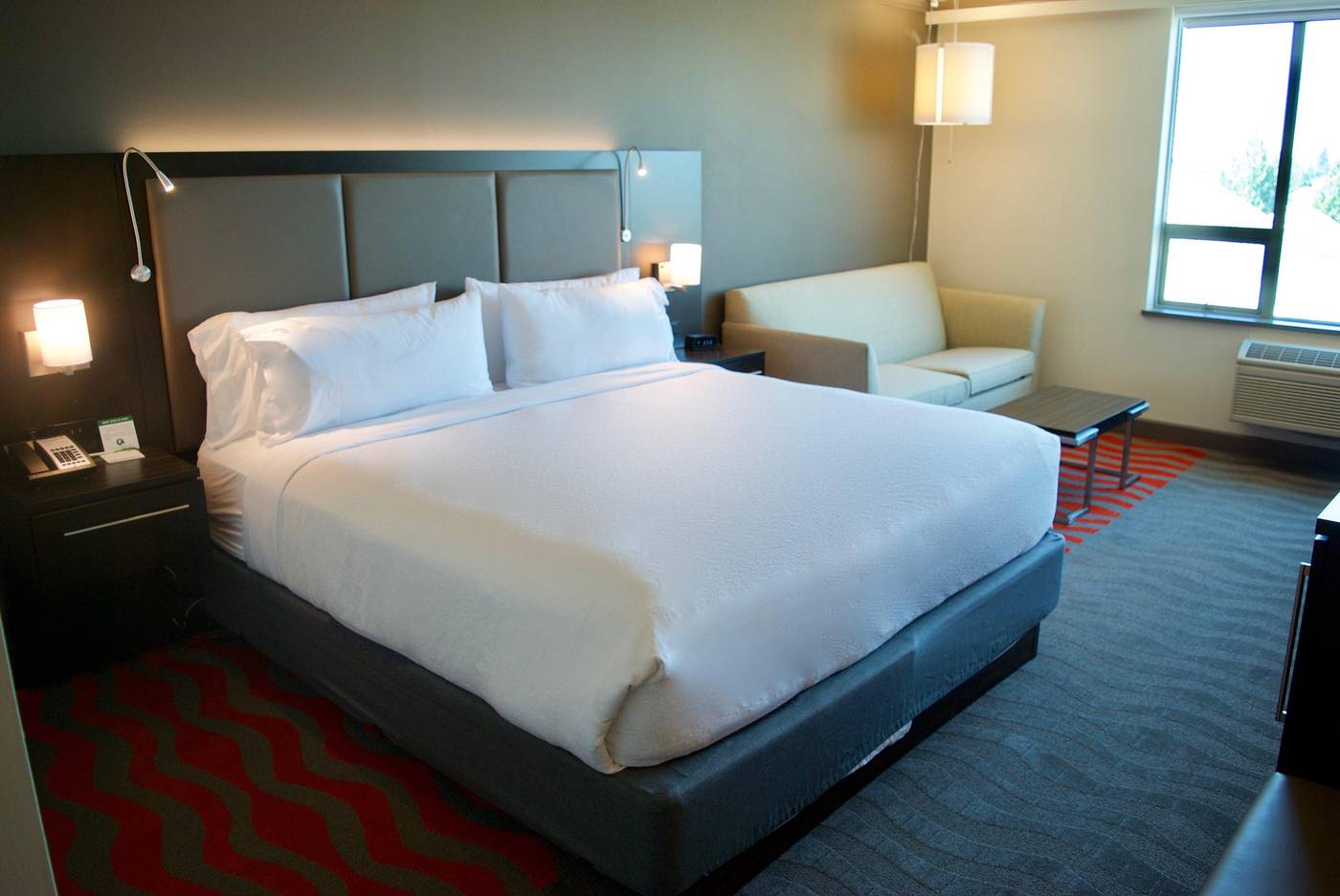 Holiday-Inn-Vancouver-Airport-Room-15