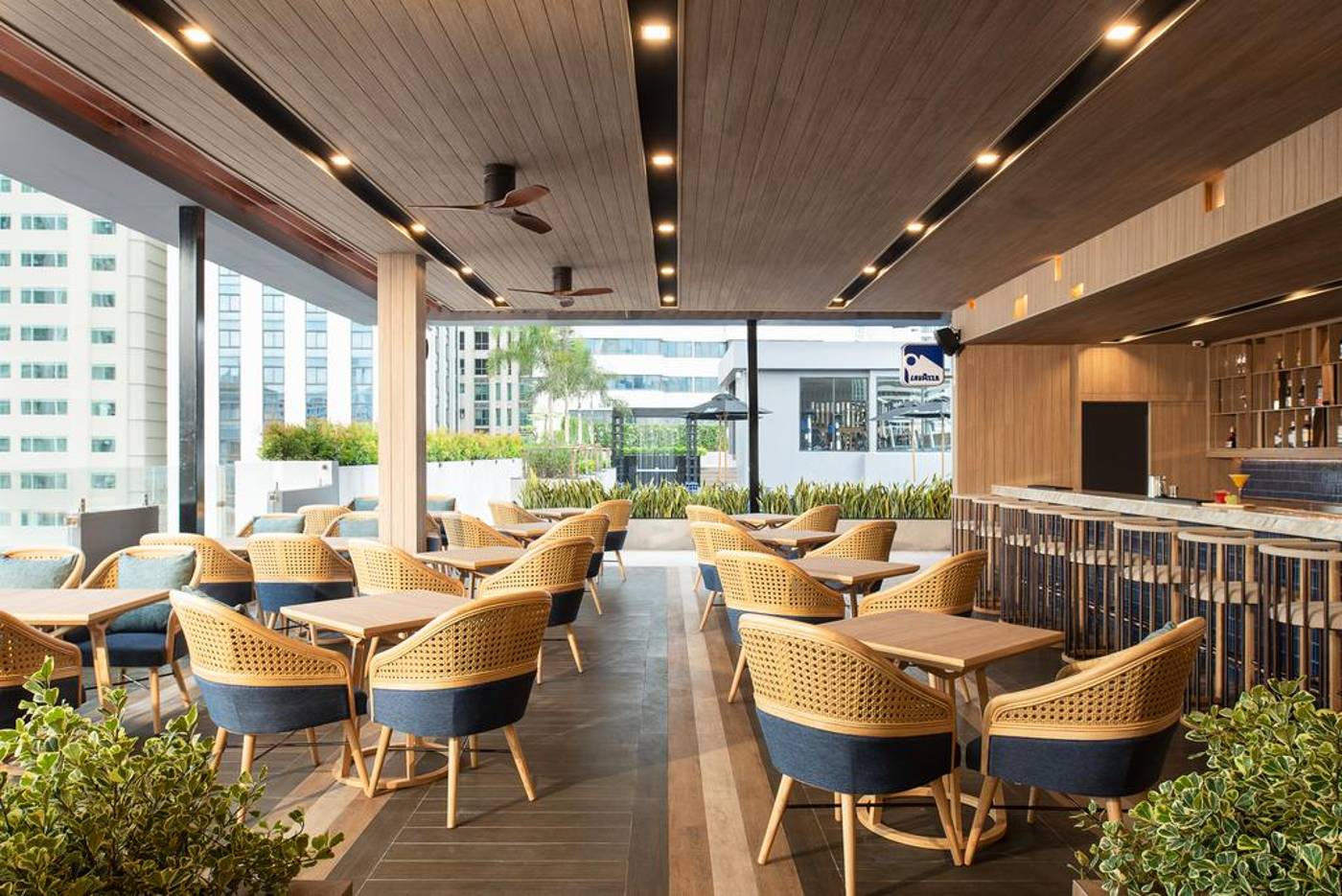 Eleven-Hotel-Bangkok-Bar-3