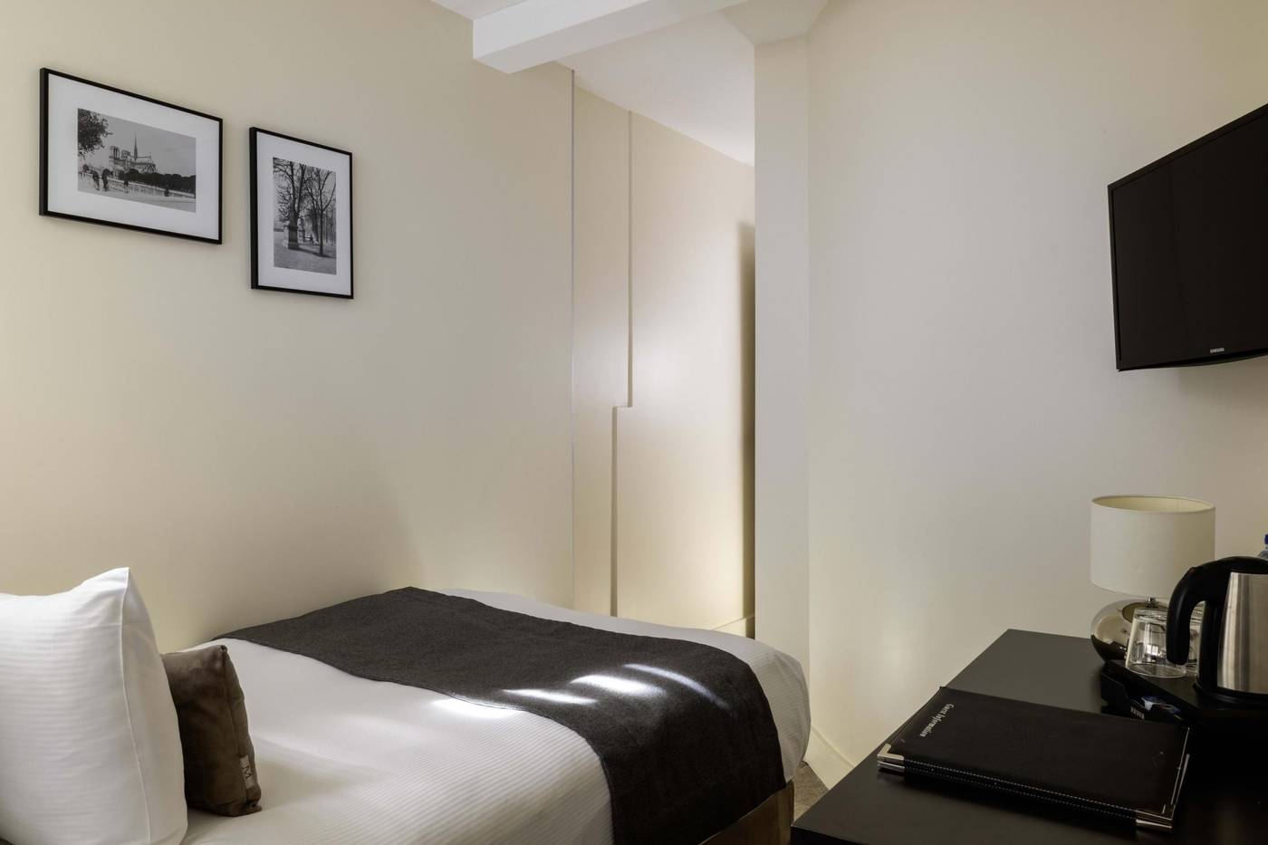 Hotel-Elysees-Bassano-Room-42