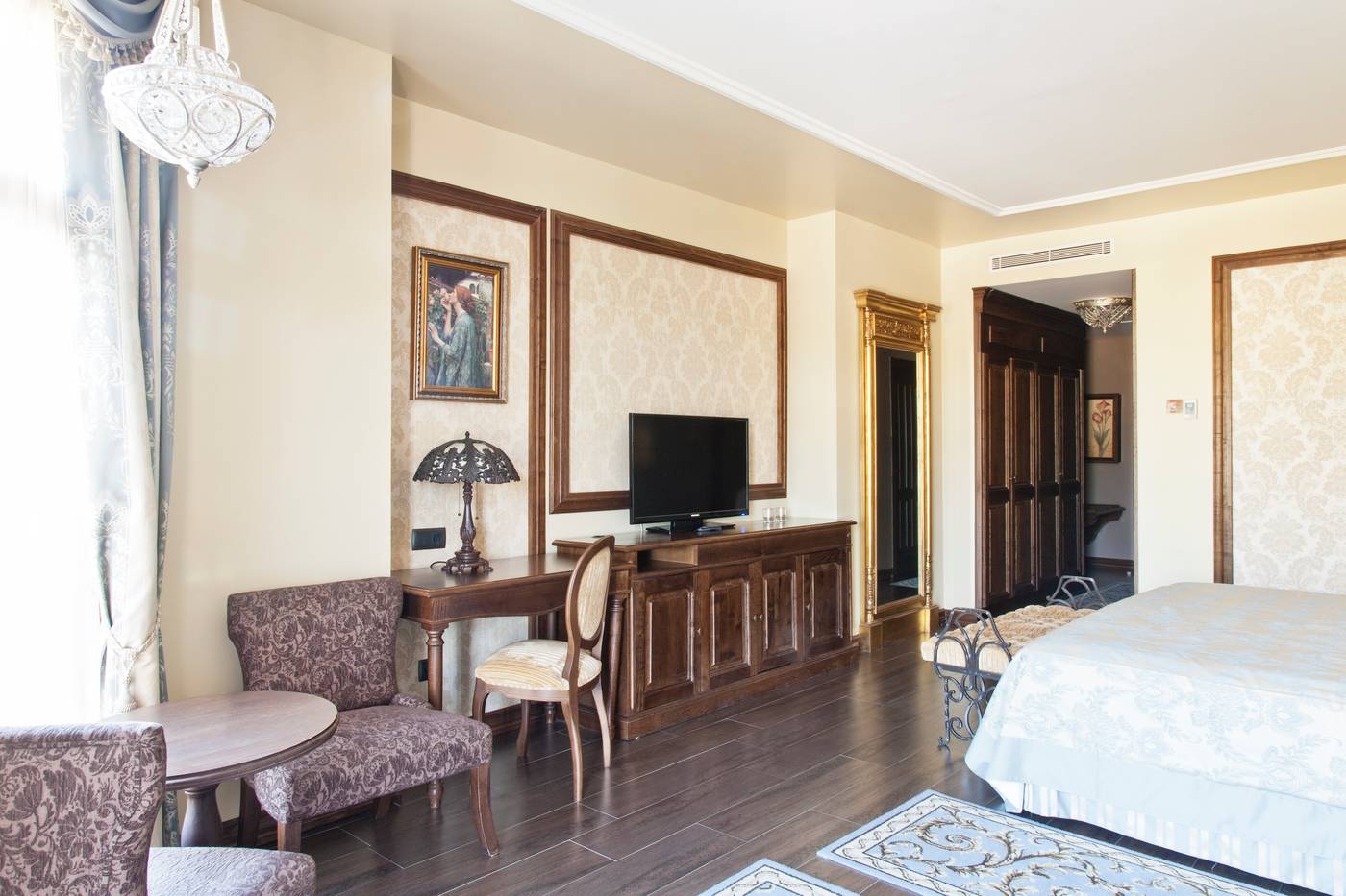 Hotel-Mansi----n-de-Lucy---Tickets-Included-Room-18