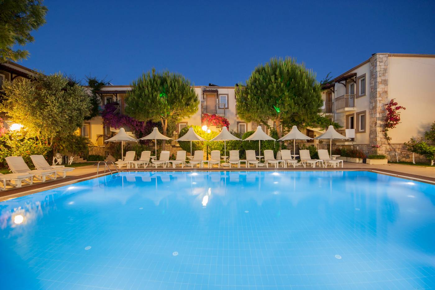 Moonshine-Hotel---Suites-Pool-1