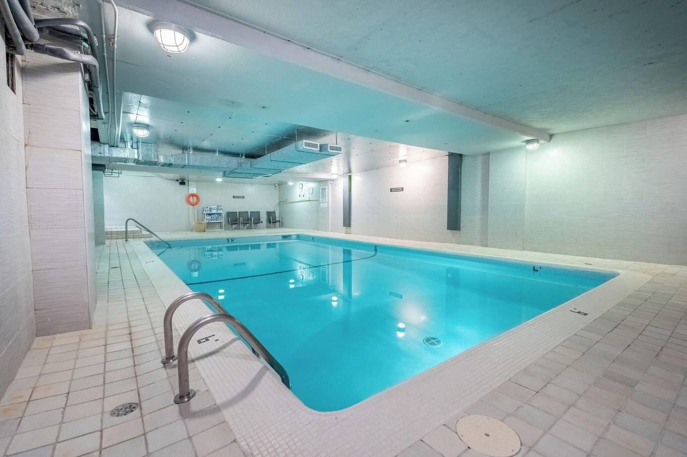 Century-Plaza-Hotel---Spa-Vancouver-Pool-95