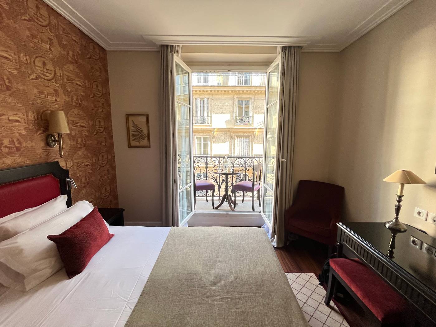 Serotel-Lutece-Room-17