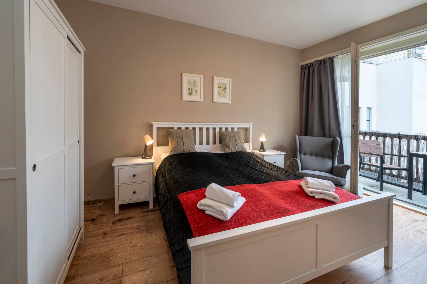 Apple-Apartments-Room-6