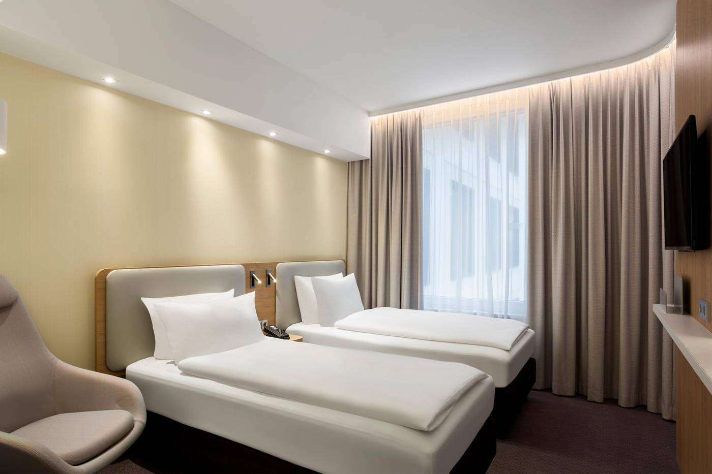 Holiday-Inn-Express-Munich-City-West-Room-12