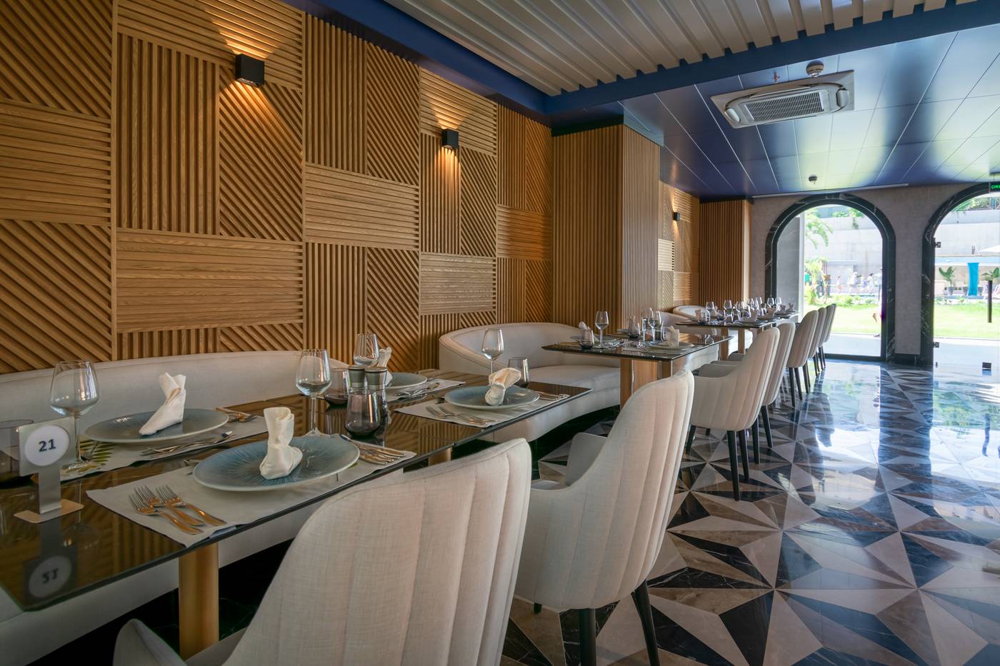 Armas-Bella-Luna-Restaurant-53