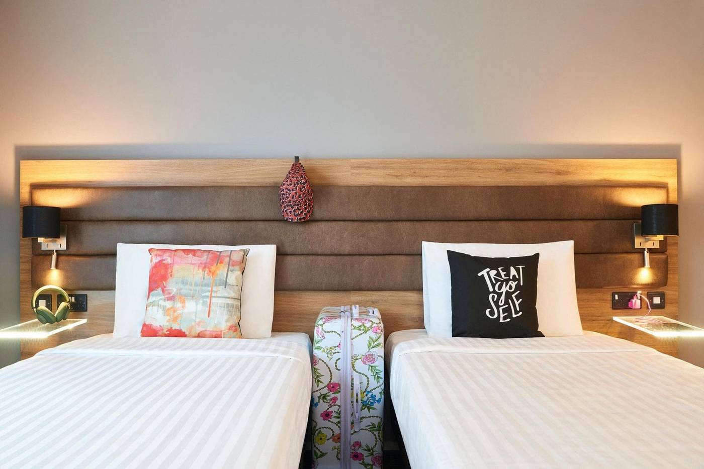 Moxy-Dublin-City-Room-37