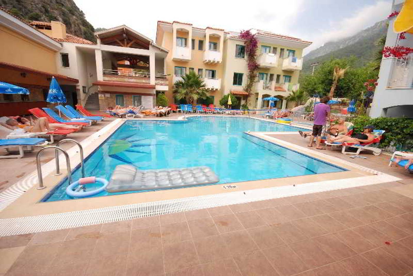 Montebello-Deluxe-Hotel-Pool-2