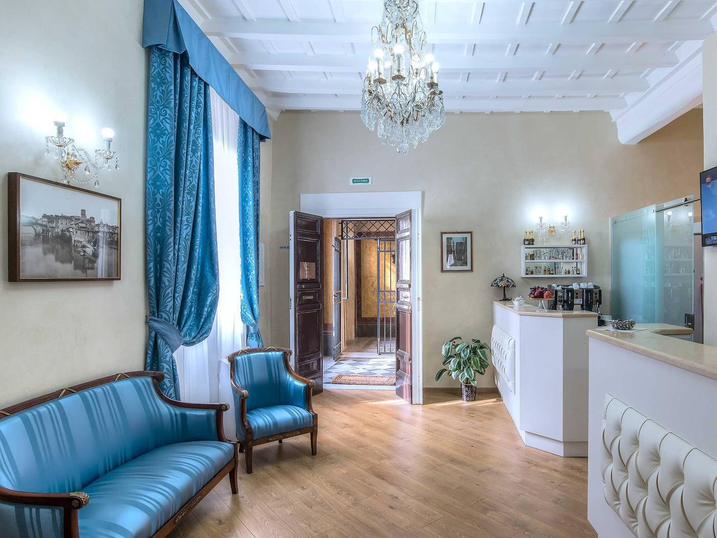 Trevi-Rome-Suite-Lobby-4