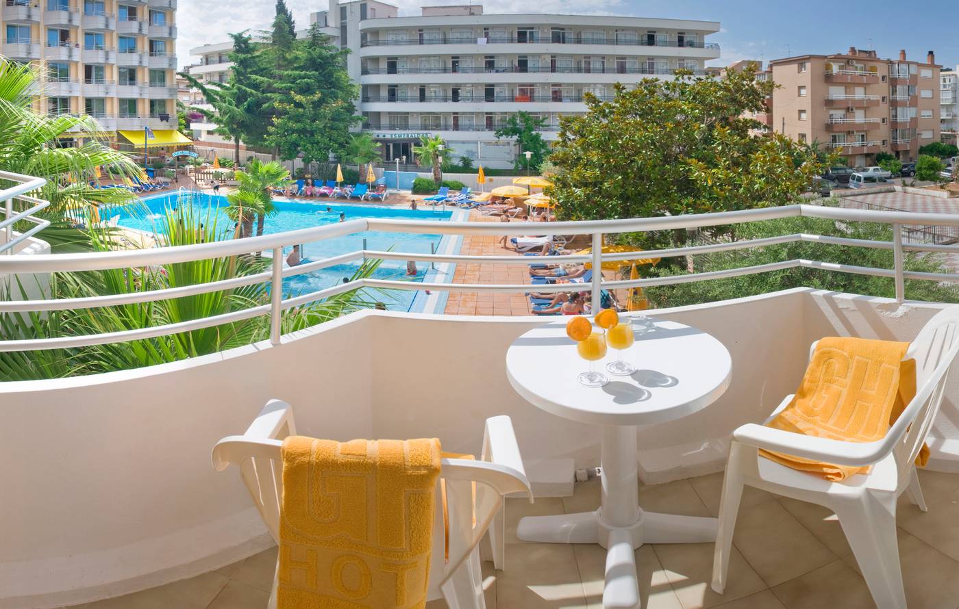Oasis-Tossa-Room-5
