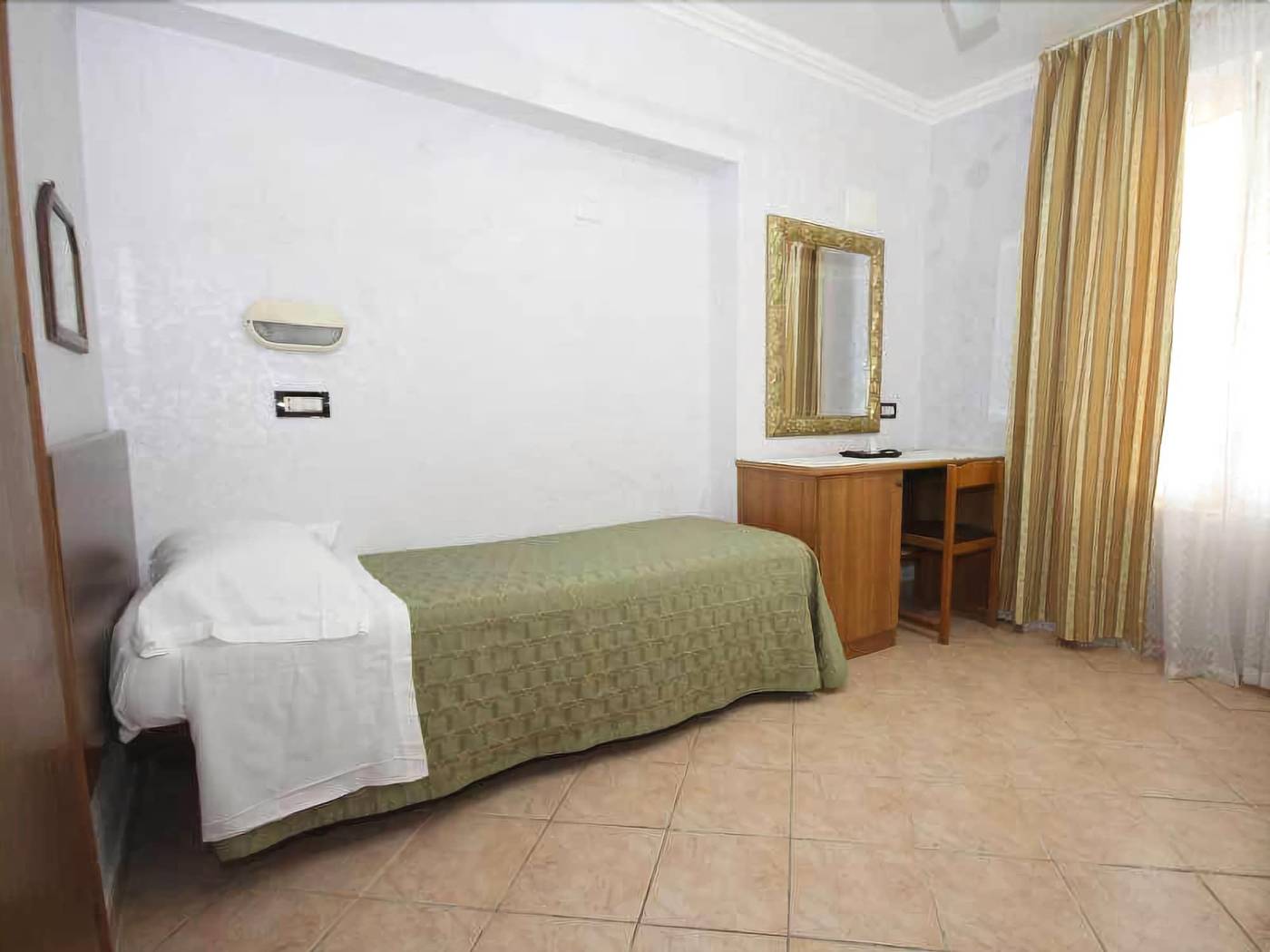 Hotel-Marisa-Room-24