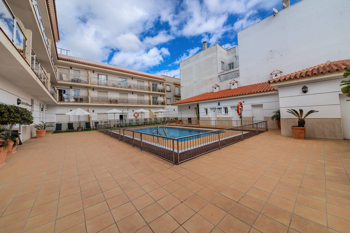 Loto-Conil-Apartamentos-Pool-1
