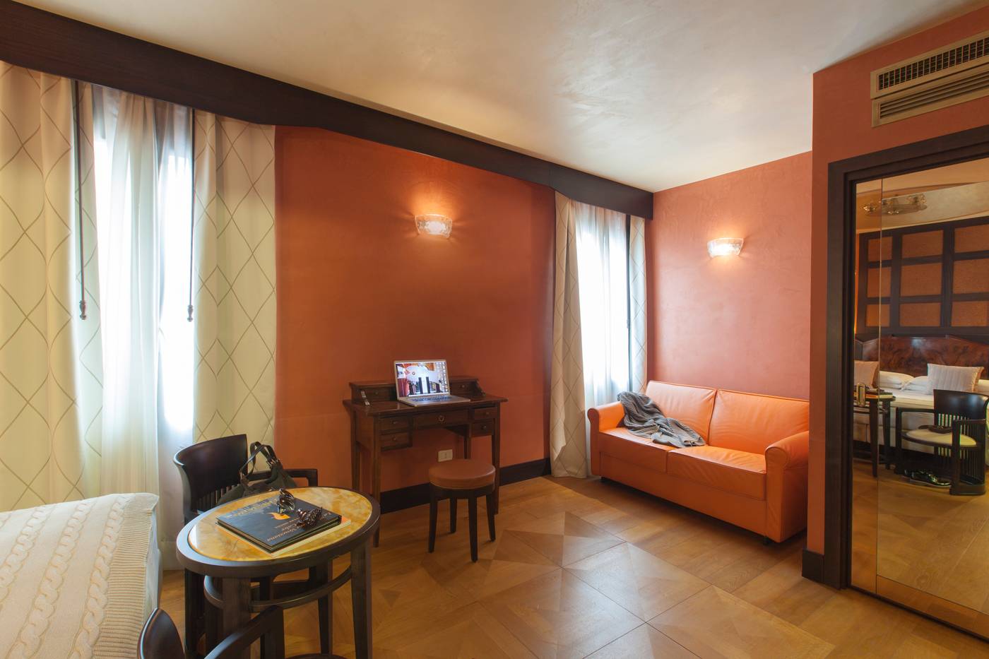 Saturnia---International-Room-37