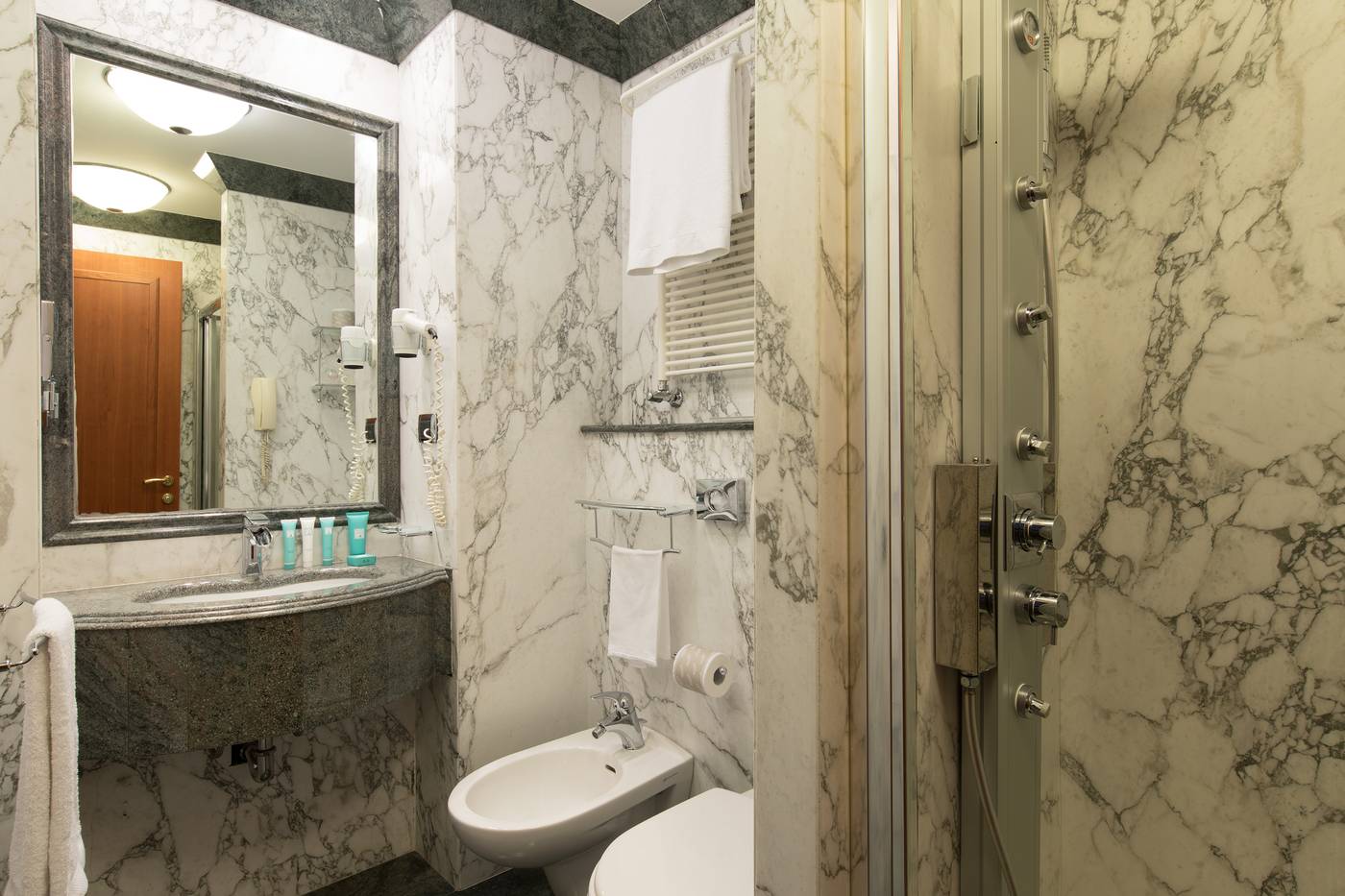 Hotel-Capitol-Room-21