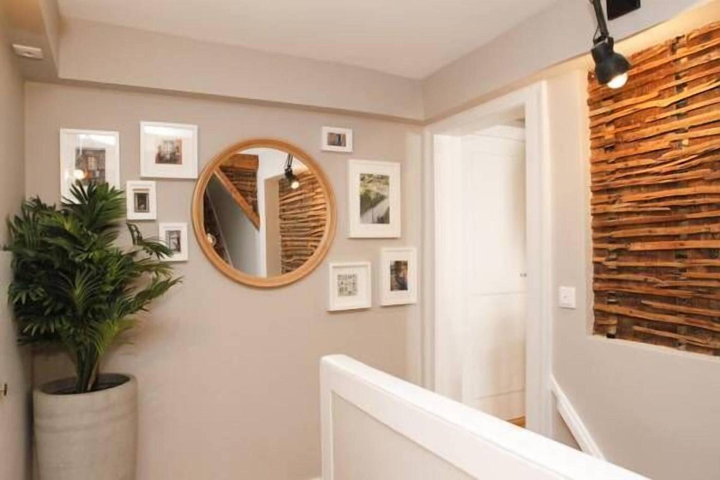 Flores-Guest-House-Lobby-22