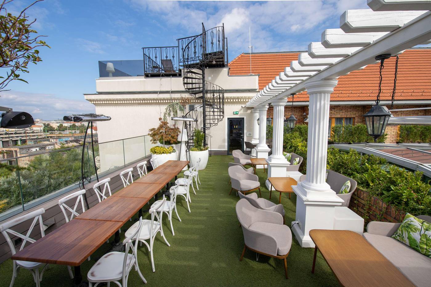 Mystery-Hotel-Budapest-Bar-50