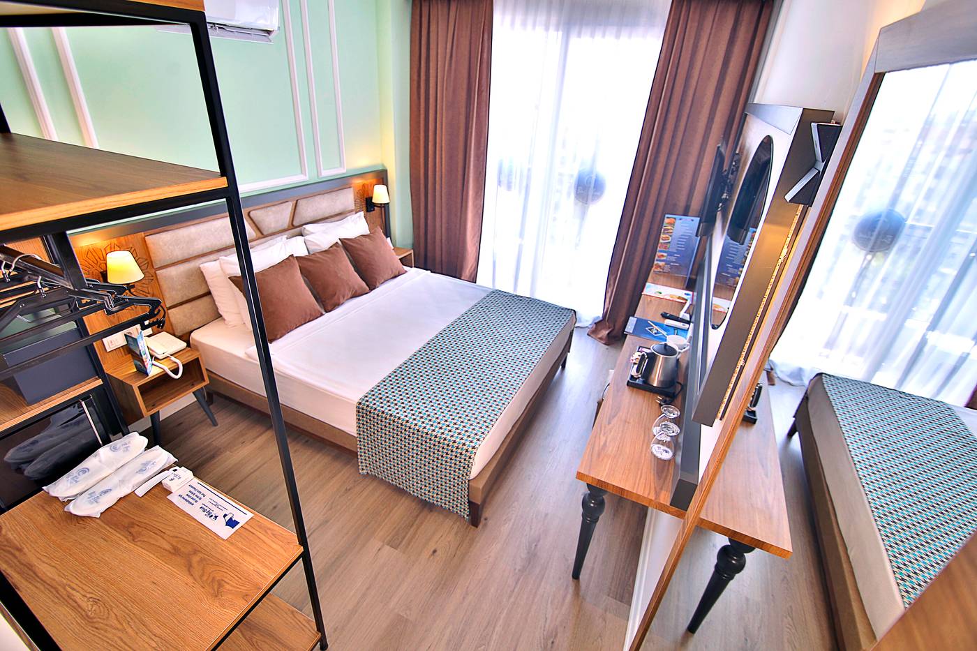 Big-Blue-Suite-Hotel-Room-32