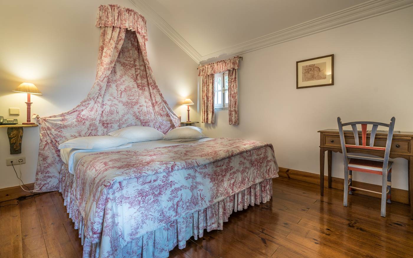 Lawrence-s-Hotel-Room-16