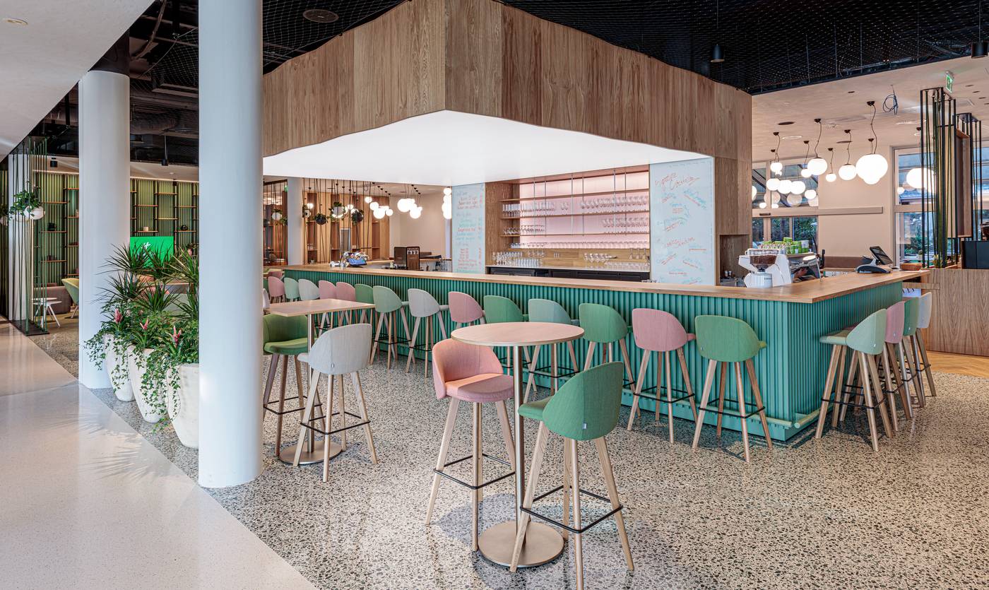 Holiday-Inn-Prague-Congress-Centre-Bar-15